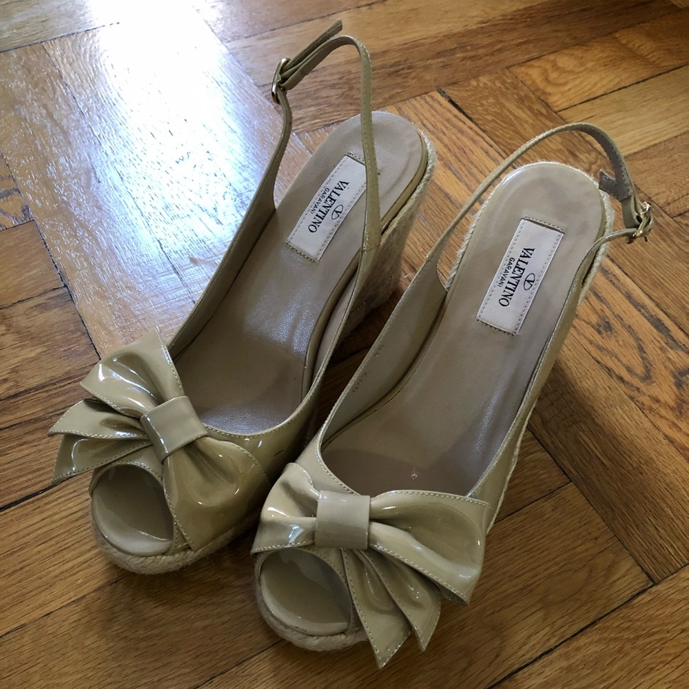Size 38 Valentino beige nude wedges